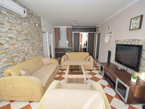 TV, DVD player - Wohnung mit Waschmaschine und Geschirrspüler by Interhome (Bigova)