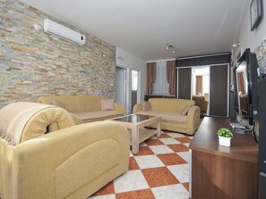 TV, DVD player - Wohnung mit Waschmaschine und Geschirrspüler by Interhome (Bigova)