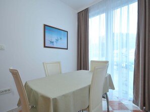 Dining - Charmante Wohnung in Centar mit französischem Balkon by Interhome (Bigova)