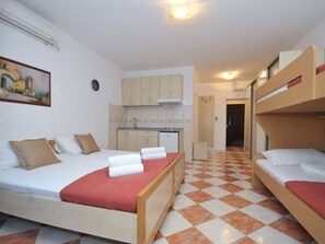 Internet - Charmante Wohnung in Centar mit französischem Balkon by Interhome (Bigova)