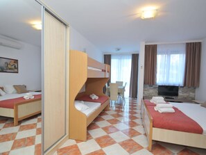 Internet - Charmante Wohnung in Centar mit französischem Balkon by Interhome (Bigova)