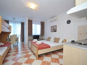Internet - Charmante Wohnung in Centar mit französischem Balkon by Interhome (Bigova)