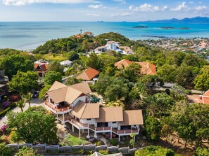 A coastal residential area with houses surrounded by lush greenery and a view of the sea. - Viewpoint Residence 4-Schlafzimmer-Villa Koh Samui by Interhome (Koh Samui)