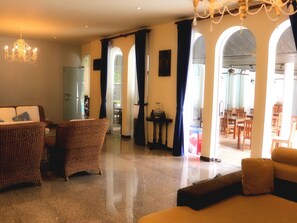 TV - Angenehmes Ferienhaus in Chalong mit privatem Pool by Interhome (Bang Tao Beach)