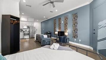 Schreibtisch, BĂŒgeleisen/BĂŒgelbrett, WLAN, BettwĂ€sche