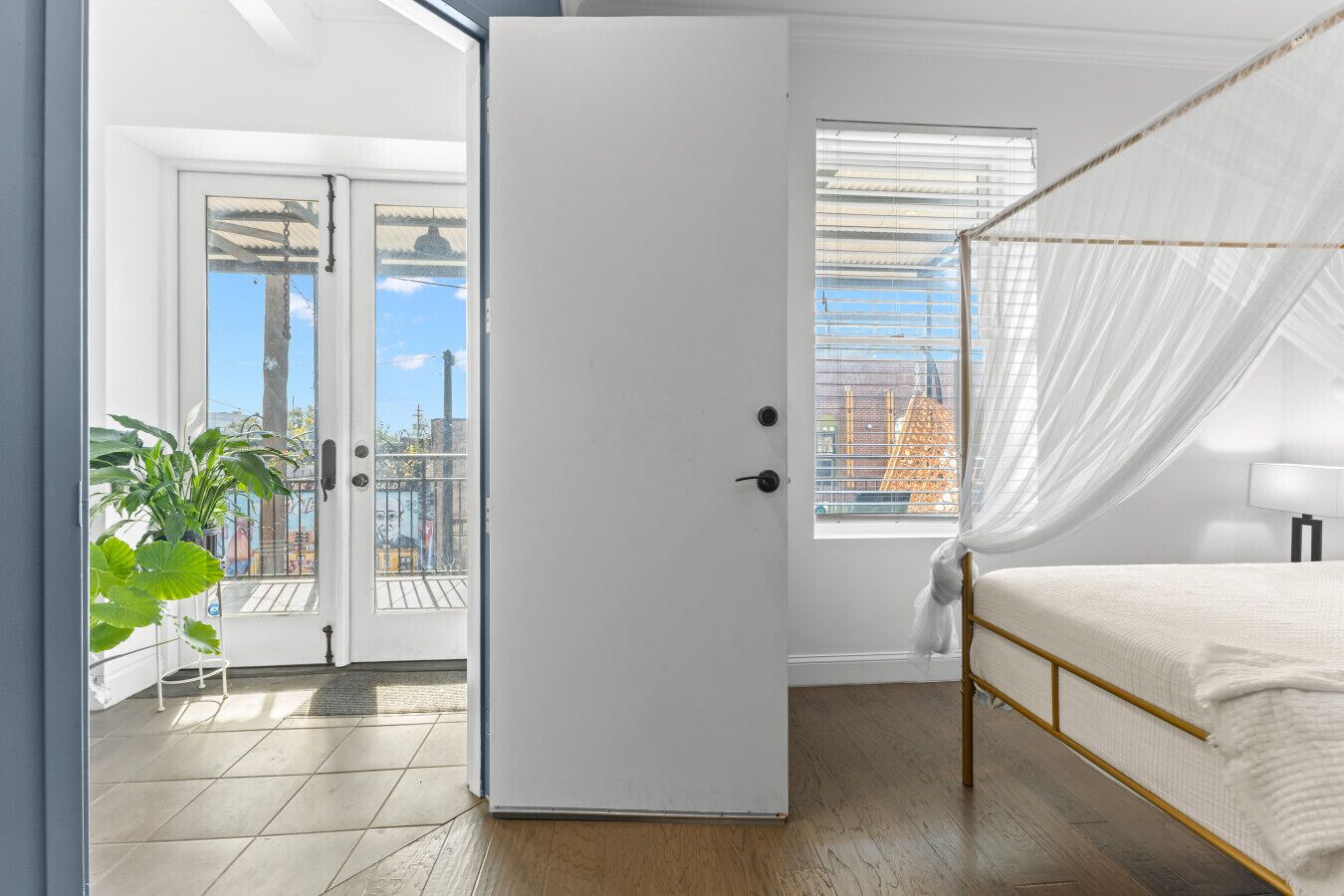 Desk, iron/ironing board, WiFi, bed sheets