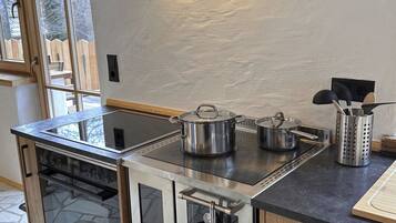 Frigorifero, forno, lavastoviglie, pentole/stoviglie/utensili