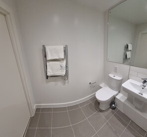 Douche, sèche-cheveux, serviettes fournies, savon