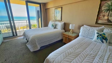 Tabla de planchar con plancha, wifi gratis y ropa de cama