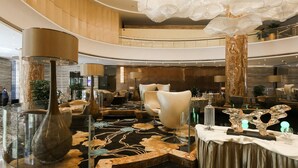 A spacious lobby with a high ceiling, elegant chandeliers, and a central seating area with modern chairs. - Guangzhou Vaperse Hotel Zhujiang Newtown (Guangzhou)