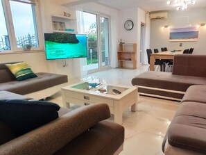 TV, DVD player - Familienvilla mit Meerblick "Arode Villa Ovid" by Interhome (Baltschik)