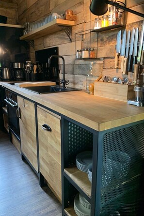 Fridge, oven, dishwasher, cookware/dishes/utensils