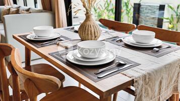 Villa, 2 slaapkamers, uitzicht op tuin | Dineerruimte