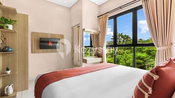 Villa, 2 slaapkamers, uitzicht op tuin | Een bureau, een laptopwerkplek, een strijkplank/strijkijzer, gratis wifi