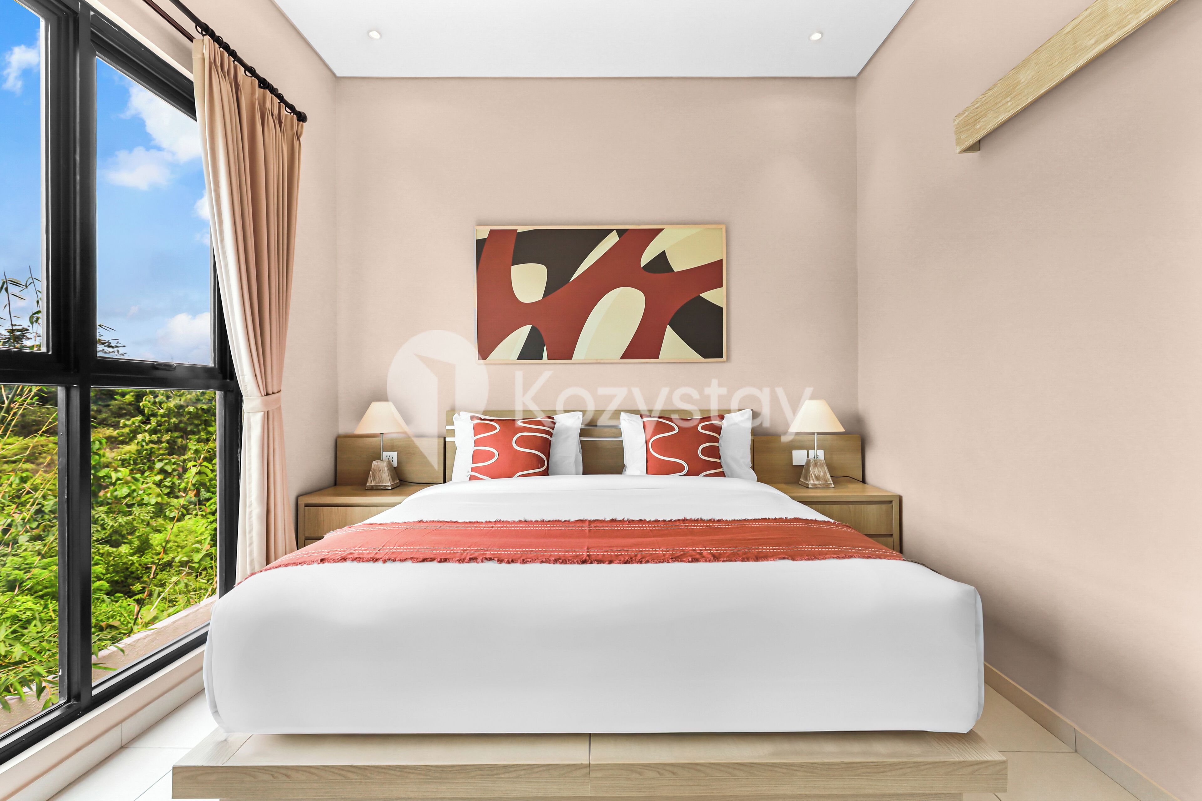 Une chambre à coucher avec un grand lit, une table de chevet avec des lampes, une fenêtre avec des rideaux et un tableau abstrait accroché au mur.