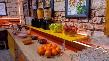 Una barra de desayuno con diversas opciones de comida, incluyendo cuencos de fruta y salsas.