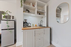 Private kitchen - Modern, Quiet, Fully Furnished Suite in the Heart of Lower Lonsdale (North Vancouver)