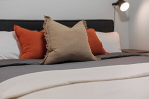 WiFi, bed sheets - Modern, Quiet, Fully Furnished Suite in the Heart of Lower Lonsdale (North Vancouver)