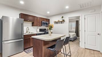 Réfrigérateur, micro-ondes, four, plaque de cuisson