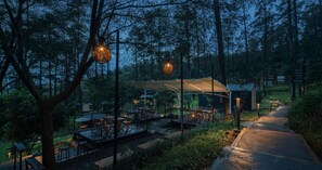 Outdoor dining - Bobocabin Pacet, Mojokerto (Pacet)