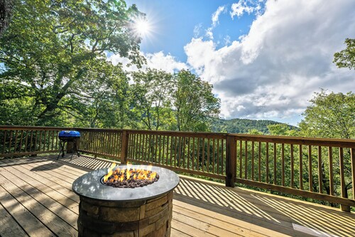 Spacious 5BR Mountain Cabin w/ Hot Tub & Fire Pit