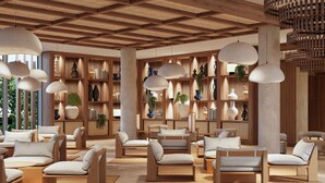 Un espacio lounge moderno con mobiliario de madera, iluminación colgante y varios objetos decorativos en estanterías.