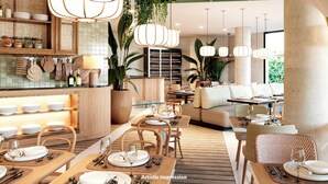 Un comedor moderno con mesas y sillas de madera, iluminación colgante y una zona de bar con estantes y botellas.