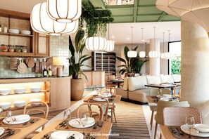 Een moderne eetruimte met houten tafels en stoelen, hanglampen, en een bar met planken en flessen.