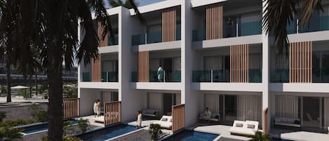 Un hôtel moderne à plusieurs étages, doté de balcons, de piscines extérieures et de palmiers.