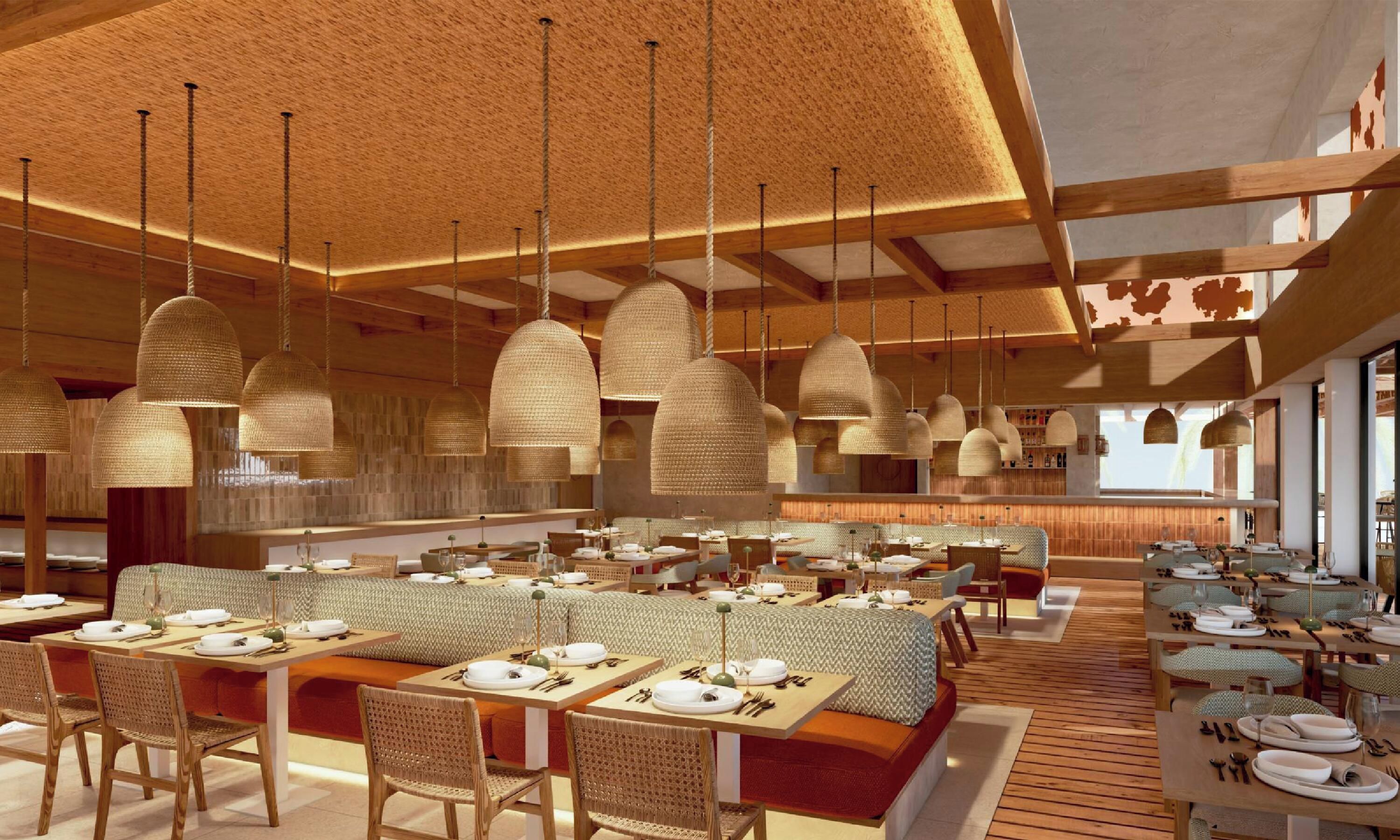 Een ruim restaurant met verschillende eetgedeeltes, houten meubels en hangende geweven lampen.