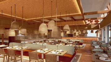 Een ruim restaurant met verschillende eetgedeeltes, houten meubels en hangende geweven lampen.