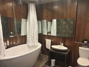 Dusch, hårtork och handdukar