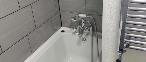 Douche, séchoir à cheveux, serviettes fournies