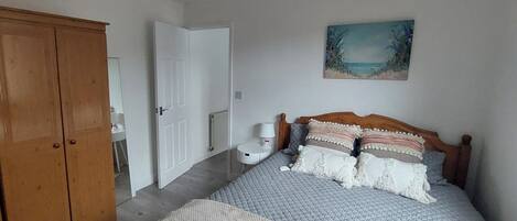 Iron/ironing board, WiFi, bed sheets