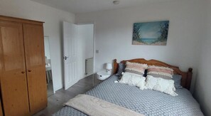 Iron/ironing board, WiFi, bed sheets - Couples/Business/Family- WiFi- Parking- Sleeps 2 (West Midlands)
