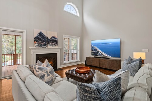 Luxury Home Pool Hot Tub 85 Inch TV by the Airport