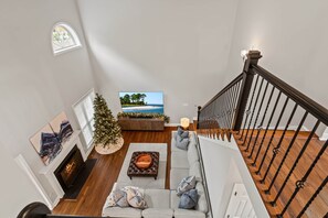TV, fireplace, DVD player, foosball - Luxury Home Pool Hot Tub 85 Inch TV by the Airport (North Charleston)
