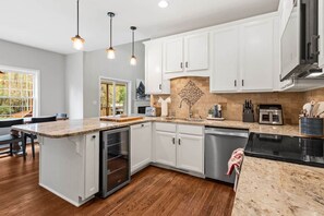 Fridge, microwave, oven, stovetop - Luxury Home Pool Hot Tub 85 Inch TV by the Airport (North Charleston)