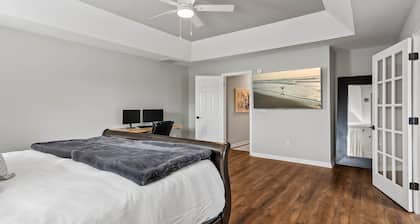 Luxury Home Pool Hot Tub 85 Inch TV by the Airport