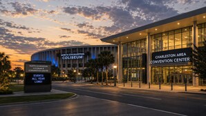 Das North Charleston Coliseum und das Charleston Area Convention Center bei blauem Himmel.