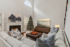 Televisión, chimenea, reproductor de DVD y futbolito 