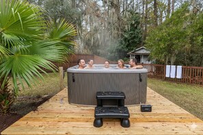 Outdoor spa tub