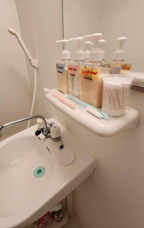 Asciugacapelli, asciugamani, sapone, carta igienica