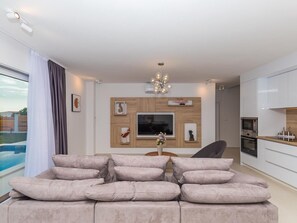TV - Luxuriöse Villa Sophia mit Pool by Interhome (Kaštel Gomilica)