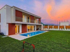 A heated pool - Luxuriöse Villa Sophia mit Pool by Interhome (Kaštel Gomilica)