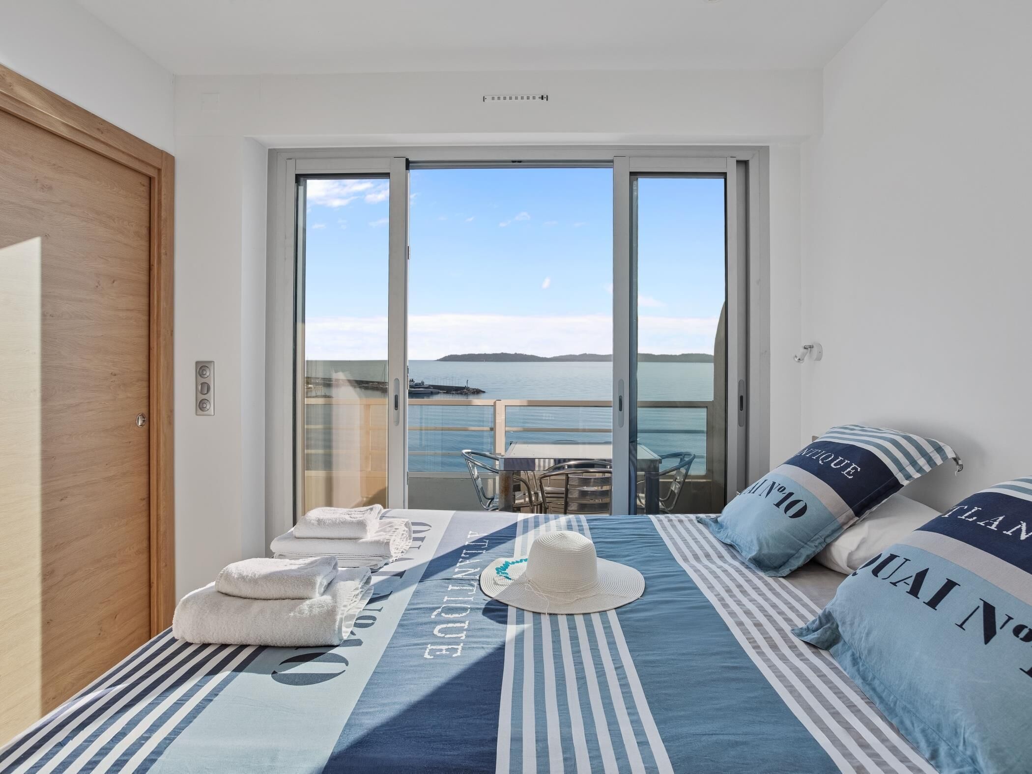 Strykejern/-brett, internettilgang og sengetøy