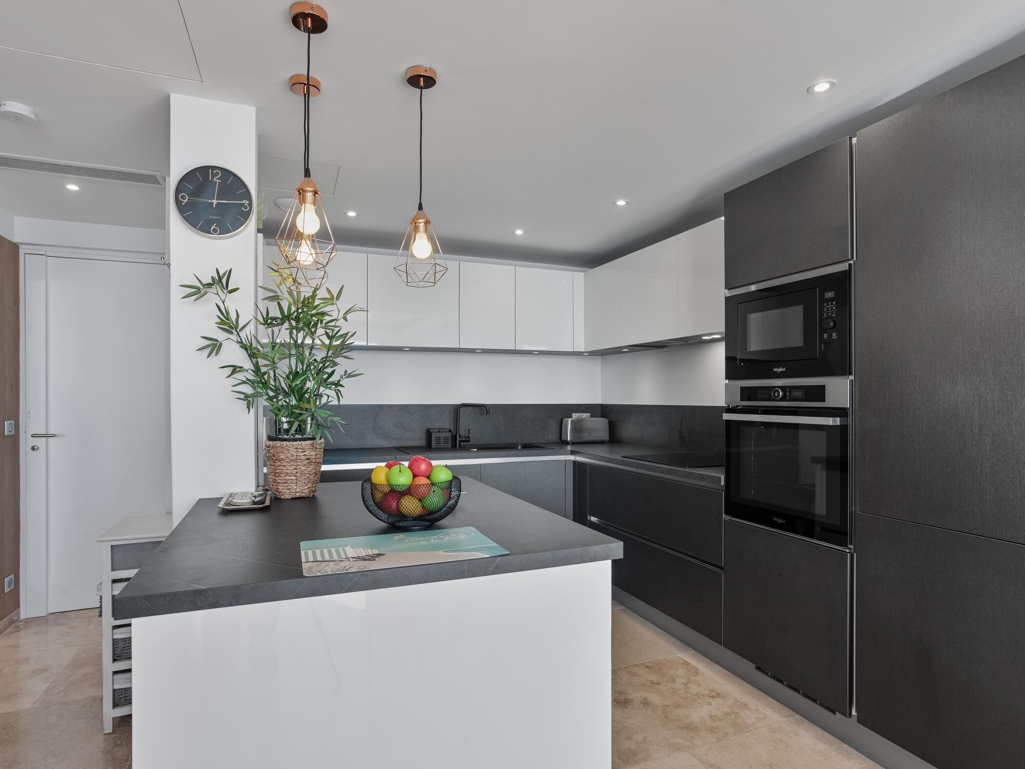 Réfrigérateur, micro-ondes, four, lave-vaisselle