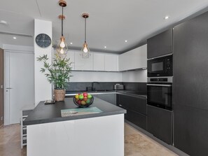 Réfrigérateur, micro-ondes, four, lave-vaisselle