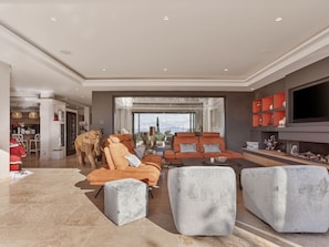 TV, fireplace - 350 m² villa with sea view, swimming pool, air conditioning, parking (Sainte Maxime)