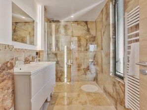 Shower, hair dryer, towels - 350 m² villa with sea view, swimming pool, air conditioning, parking (Sainte Maxime)